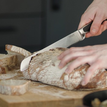 Fiskars_Royal_Bread_Knife_23cm_1016470_action.jpg