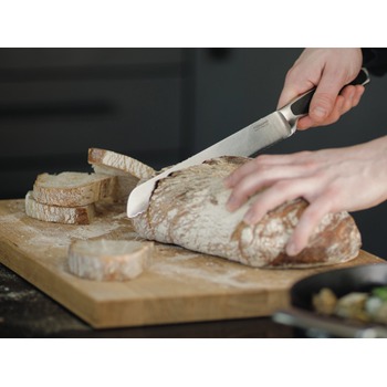 Fiskars_Royal_Bread_Knife_23cm_1016470_action_.jpg