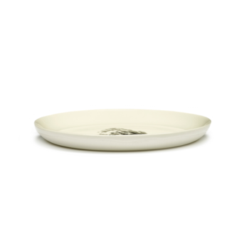 Yotam_Ottolenghi_FEAST_Ivo_Bisignano_B8921004S_White_Artichoke_Black_plate_S19cm_SERAX_.png