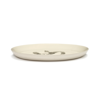 Yotam_Ottolenghi_FEAST_Ivo_Bisignano_B8921005K_White_Pepper_Black_plate_M22cm_SERAX_.png