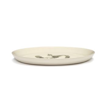 Yotam_Ottolenghi_FEAST_Ivo_Bisignano_B8921005K_White_Pepper_Black_plate_M22cm_SERAX_.png