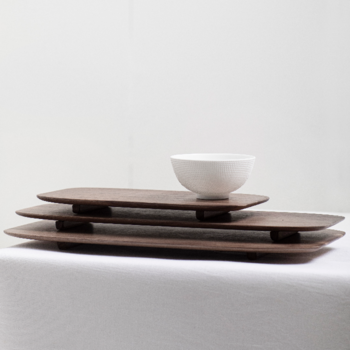 Ann_VAN_Hoey_NIDO_Tray_Walnut_SERAX.png