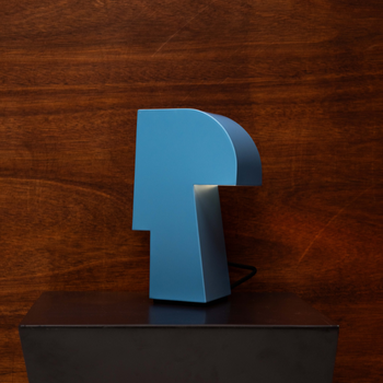 B0426007_600_BobVerhelstNIZOUtablelamplightblue-sf3.png