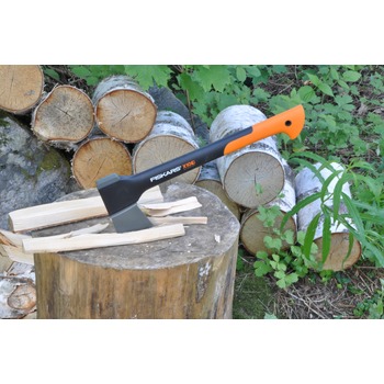 FISKARS_121440_Carpenter_Axe_X10_Lifestyle.jpg