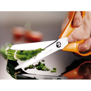 FISKARS_General_purpose_scissors_cutting.jpg