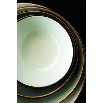 Pascale_Naessens_serving_dish_acqua_green_black_B1013053_Bohero_a.jpg