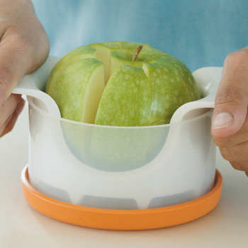 Fiskars_apple_divider_with_container_1016132_Functional_Form_Bohero_1.JPG